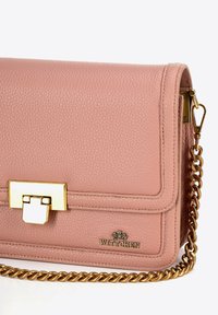 Borsa a mano in pelle rosa con superficie texture, hardware dorato e tracolla a catena. Presenta una chiusura a scatto e un dettaglio con logo.