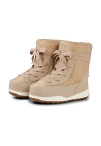 Beżowe botki za kostkę o pikowanym fakturze i sznurowanym designie. Posiadają wysoki kołnierz, elastyczny mankiet oraz gumową podeszwę z niewielką platformą.