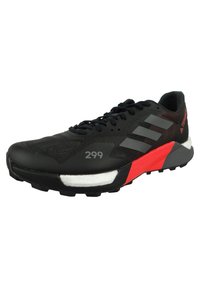 Czarne buty sportowe z czerwonymi i szarymi akcentami. Posiadają fakturowaną cholewkę, wspierającą konstrukcję oraz wzorzystą gumową podeszwę dla lepszej przyczepności.