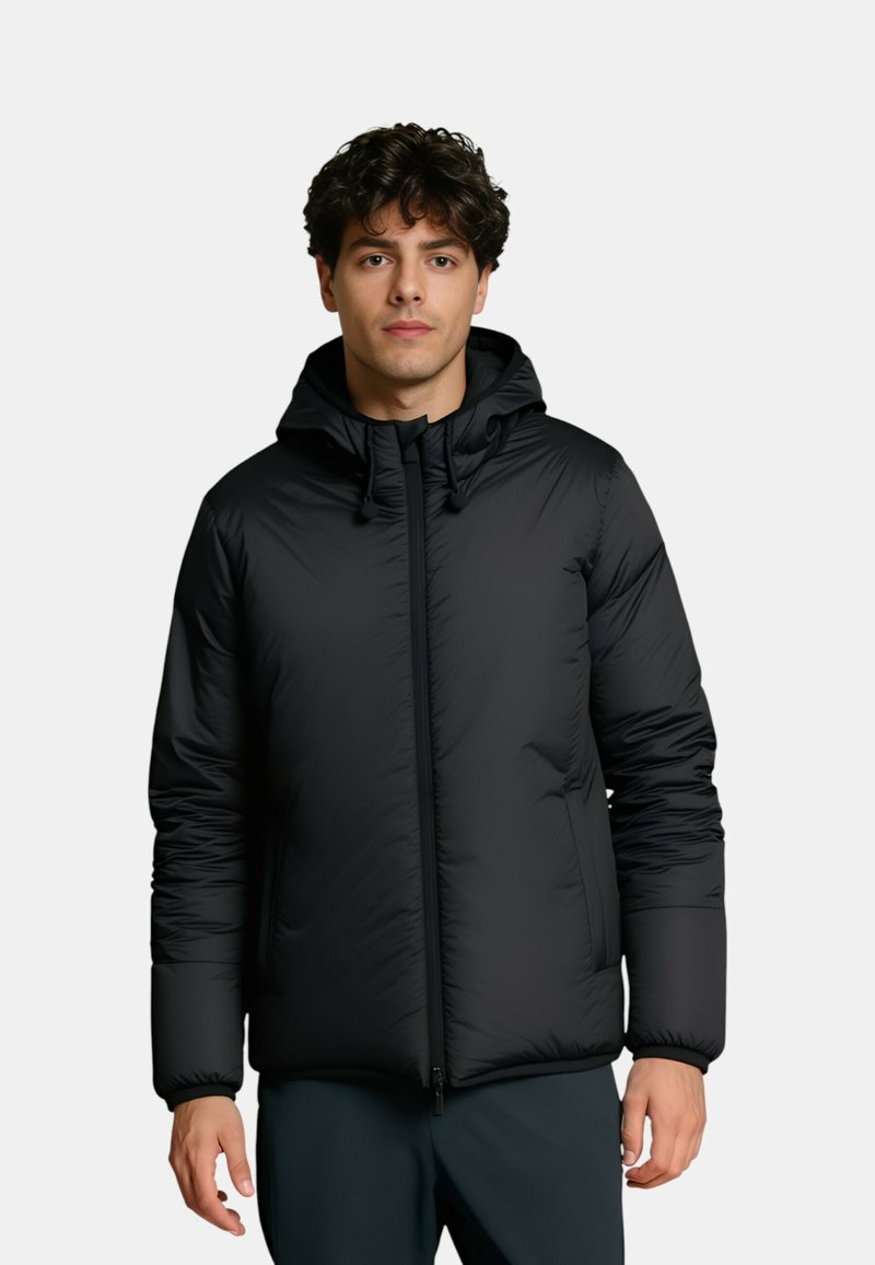 Giacca a vento nera con cappuccio, dotata di chiusura con zip, polsini elasticizzati e una texture liscia leggermente lucida. Design semplice senza motivi.