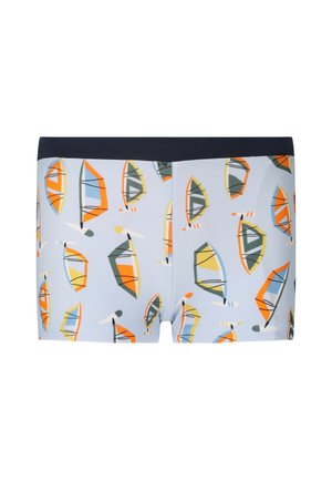 Lyseblå shorts med en sort linning, mønstret med farverige sejlbåde i orange, gul, grøn og blå.