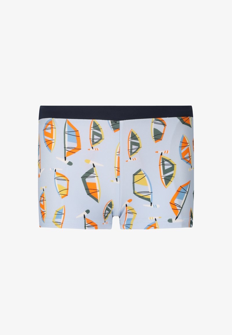 Short bleu clair avec une ceinture noire, ornés de motifs de voiliers colorés en orange, jaune, vert et bleu.