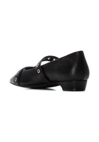 Bailarina negra de cuero con punta afilada y un tacón bajo, que presenta una correa para el tobillo adornada con acentos circulares plateados y elasticidad para mayor flexibilidad.