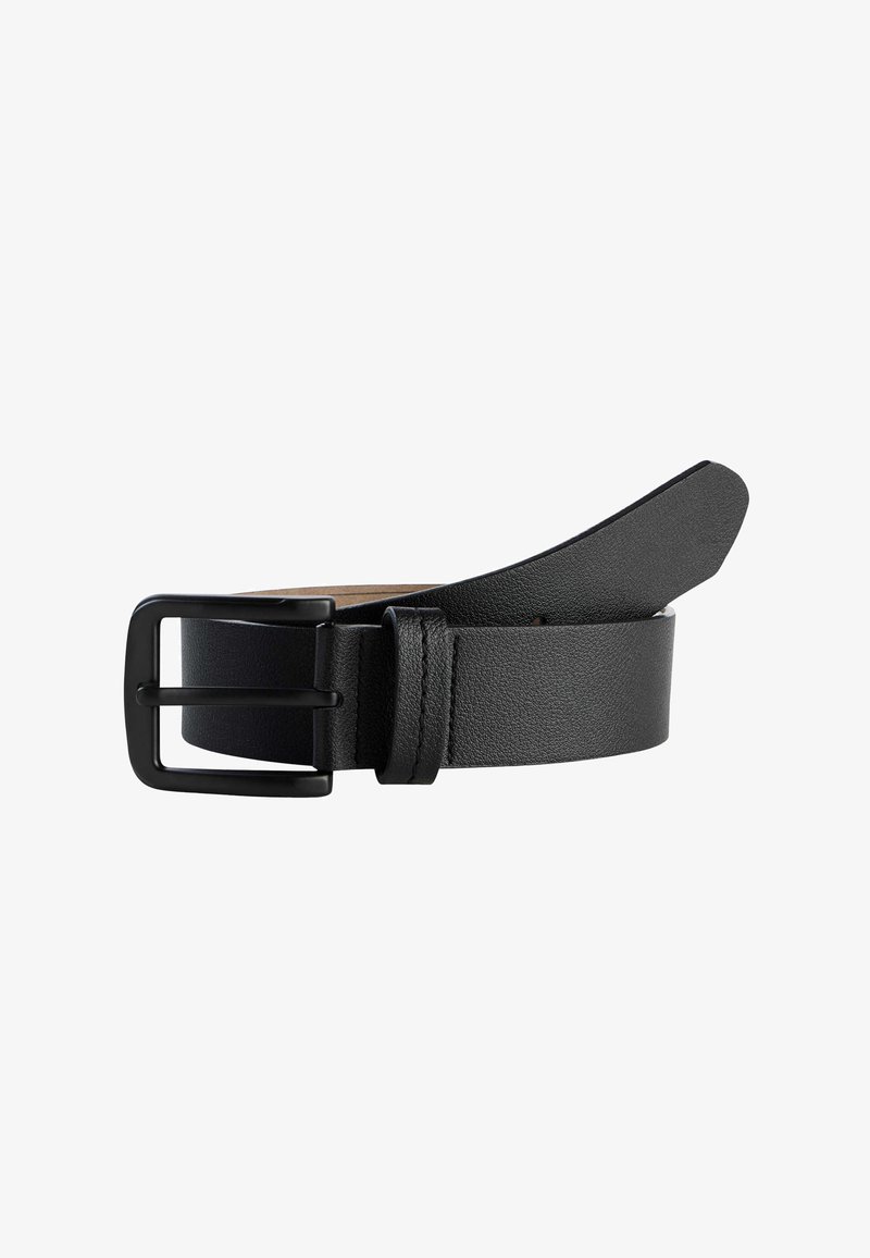 Ceinture en cuir noir avec une boucle rectangulaire noire mate, partiellement enroulée avec l'extrémité pointue légèrement relevée.