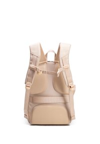 Béžový batoh s polstrovaným zadním panelem z prodyšné síťoviny, nastavitelnými ramenními popruhy, hrudním páskem a horním madlem, zobrazený zezadu na bílém pozadí.