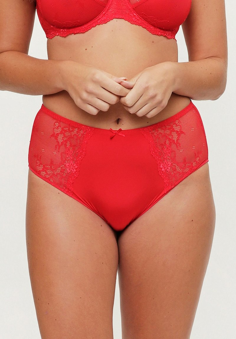 Des sous-vêtements taille haute en microfibre et lace rouge présentent des panneaux en dentelle florale, une finition lisse et un petit nœud décoratif à la taille.