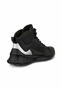 Scarpa sportiva alta nera con una parte superiore testurizzata, tallone rinforzato e accento argento sul lato. Suola in gomma leggera con grip.