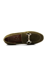 Mocassino in suede verde con un accento decorativo in metallo color oro, punta rotonda e dettagli di cucitura a contrasto. Design classico senza lacci.