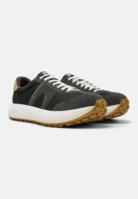 Szare zamszowe i siateczkowe sneakersy z białymi sznurówkami, czarnym panelem i beżowymi akcentami. Posiadają teksturowaną gumową podeszwę oraz okrągły wzór bieżnika.