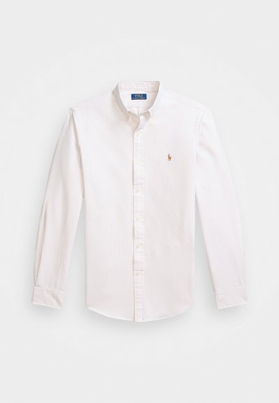 Bela slim-fit srajca z gumbki z svetlo modrimi črtami, ki ima majhen vezen logo na prsih in klasično obliko ovratnika.