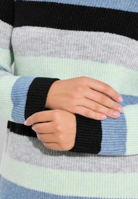 Gestreifter Strickpullover in Farben wie Schwarz, Grau, Mint, Blau und Hellgrün. Texturiert mit gerippten Bündchen und rundem Ausschnitt.