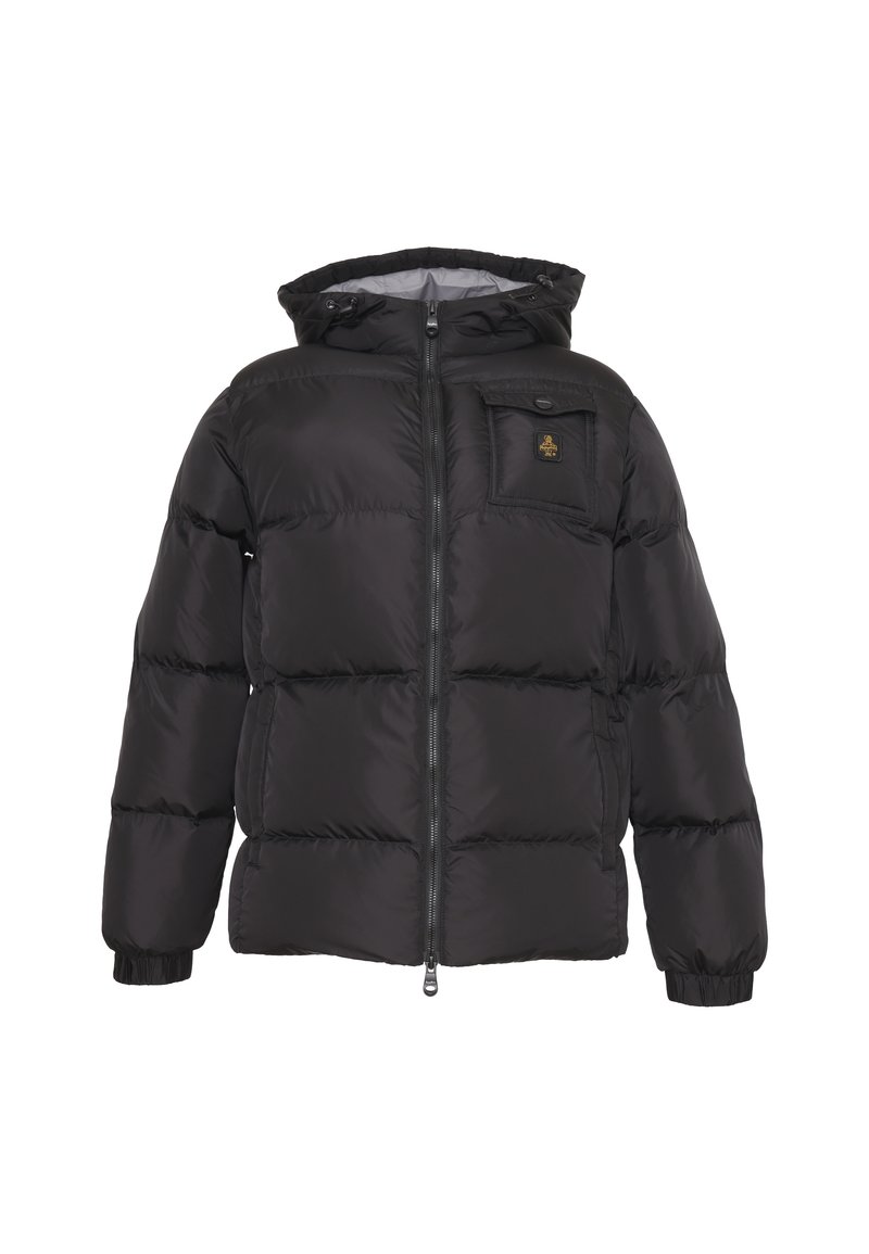 Giubbotto piumino nero con zip frontale, cappuccio regolabile, polsini elasticizzati e tasca sul petto con toppe logo. Texture liscia e trapuntata.