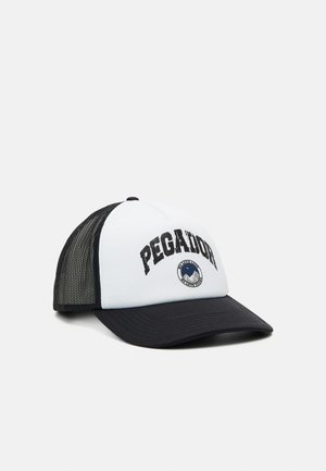 Gorra de camionero con un panel frontal blanco, lados de malla negros y visera curva negra. Presenta el texto "PEGADOR" en letras negritas negras.