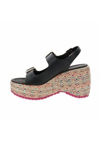 Sandalo wedge in pelle nera con due fibbie decorative, piattaforma multi-tessuto con motivo intrecciato e suola in gomma rosa.