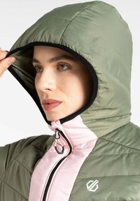 Padded, gefütterte Jacke in olivgrün und pink mit schwarzem Besatz. Verfügt über eine gesteppten Textur und einen Frontreißverschluss mit Reißverschlussanhänger und Logodetail.