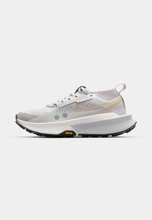 Nike Performance ZOOMX ZEGAMA 2 - Zapatillas de trail running - vast grey/sanddrift/summit white/black