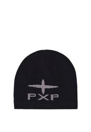 Zwarte gebreide beanie met een grijs kruis in het midden en de letters "PXP" onder het kruis aan de voorzijde.