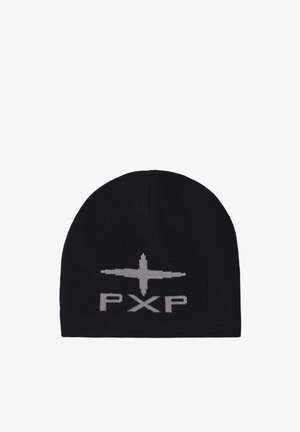 Zwarte gebreide beanie met een grijs kruis in het midden en de letters "PXP" onder het kruis aan de voorzijde.