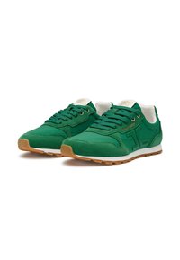 Scarpe da ginnastica verdi con tomaia in suede e mesh, dotate di lacci tondi, occhielli dorati e suola in gomma color sabbia. Fodera interna bianca.