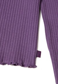 Fialový žebrovaný pletený top s roztrhaným lemem. Má malou tkanou visačku s logem na boku. Hladká textura, přiléhavý design.