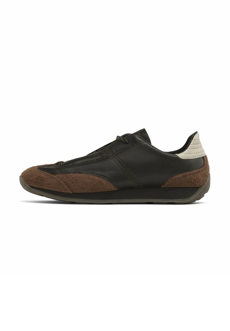 Baskets basses avec corps en cuir noir, accents en daim marron sur la pointe et le talon, et col de talon rembourré blanc, vues de profil.