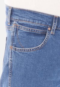 Modré džíny z denimu s přímým střihem, s předním kapsou, měděnými nýty a kontrastním oranžovým pro šitím podél švů.