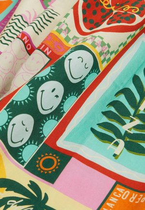 Mehrfarbiger, gemusterter Stoff mit Smiley-Gesichtern, Sonnenmotiven, Blättern und Obstillustrationen. Glattes, strukturiertes Baumwollmischmaterial.