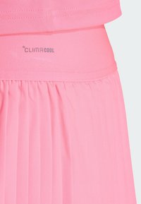 Falda deportiva Climalook rosa con textura plisada y banda elástica en la cintura. Diseño sencillo que enfatiza la transpirabilidad y la comodidad.