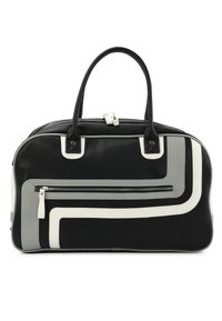 Zwarte en grijze tas met een geperforeerde textuur, witte accentstrepen, dubbele handvatten en een voorvak met rits. Ritsluiting aan de bovenkant.