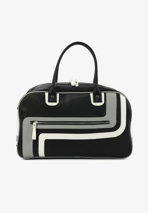 Bolsa negra y gris con textura perforada, franjas de acento blancas, asas dobles y un bolsillo con cremallera en la parte frontal. Cierre de cremallera en la parte superior.