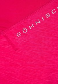 Jasnoróżowy materiał sportowy z subtelnym wzorem fakturowym. Zawiera nazwę marki "RÖHNISCH" w srebrnym napisaniu.