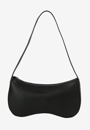 Sac d'épaule en cuir noir avec une forme incurvée, fermeture éclair et une seule bandoulière fine ; texture lisse et détail de logo embossé subtil.