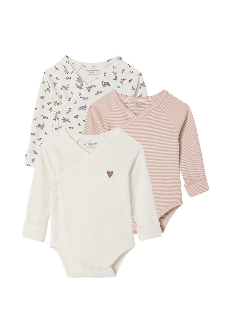 Drei langärmelige Babybodysuits in Weiß mit einem kleinen Herz, rosa und weißen Streifen sowie Weiß mit einem pinken Blumenmuster, übereinander gestapelt.