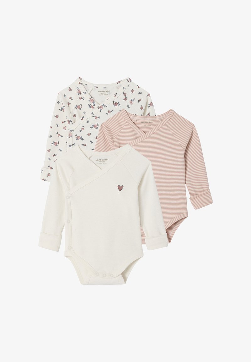 Drei langärmelige Babybodysuits in Weiß mit einem kleinen Herz, rosa und weißen Streifen sowie Weiß mit einem pinken Blumenmuster, übereinander gestapelt.