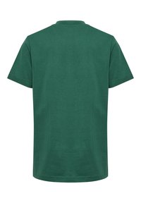 Jednokolorowa, ciemnozielona bawełniana koszulka z krótkim rękawem, pokazana od tyłu, z okrągłym dekoltem i standardowym krojem.