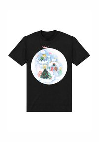 Camiseta negra con una ilustración redonda en acuarela de un paisaje nevado, con un árbol de Navidad decorado y personajes coloridos cerca de un castillo.