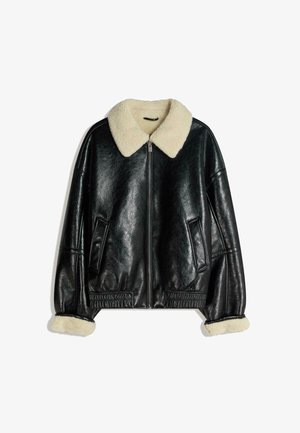 Zwarte leren jas met een crèmekleurige nepbont kraag en manchetten, voorzien van een ritssluiting en zijvakken, met een gestructureerde afwerking.