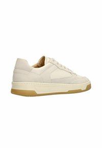 Sneakers in lichtbeige suede met een gestructureerde bovenkant, vetersluiting en een dikke crème rubberen zool met een bruine accenten.