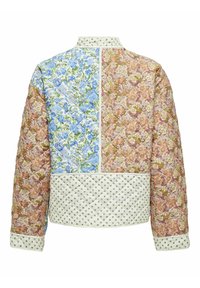 Veste matelassée avec des motifs floraux mélangés en bleu et pêche, présentant une base crème avec de petits pois gris sur le col, les poignets et l'ourlet.