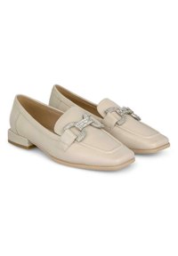 Beige instappers van soepel leer; voorzien van een decoratieve metalen kettingaccent en een vierkante neus. Lage blokhak voor stabiliteit.