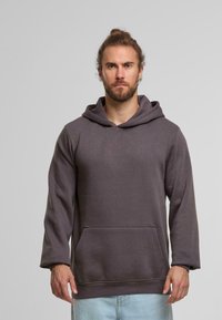 Felpa grigia con cappuccio e tasca a kangaroo, realizzata in tessuto morbido. Presenta maniche lunghe e una vestibilità rilassata. Design semplice e minimalista.