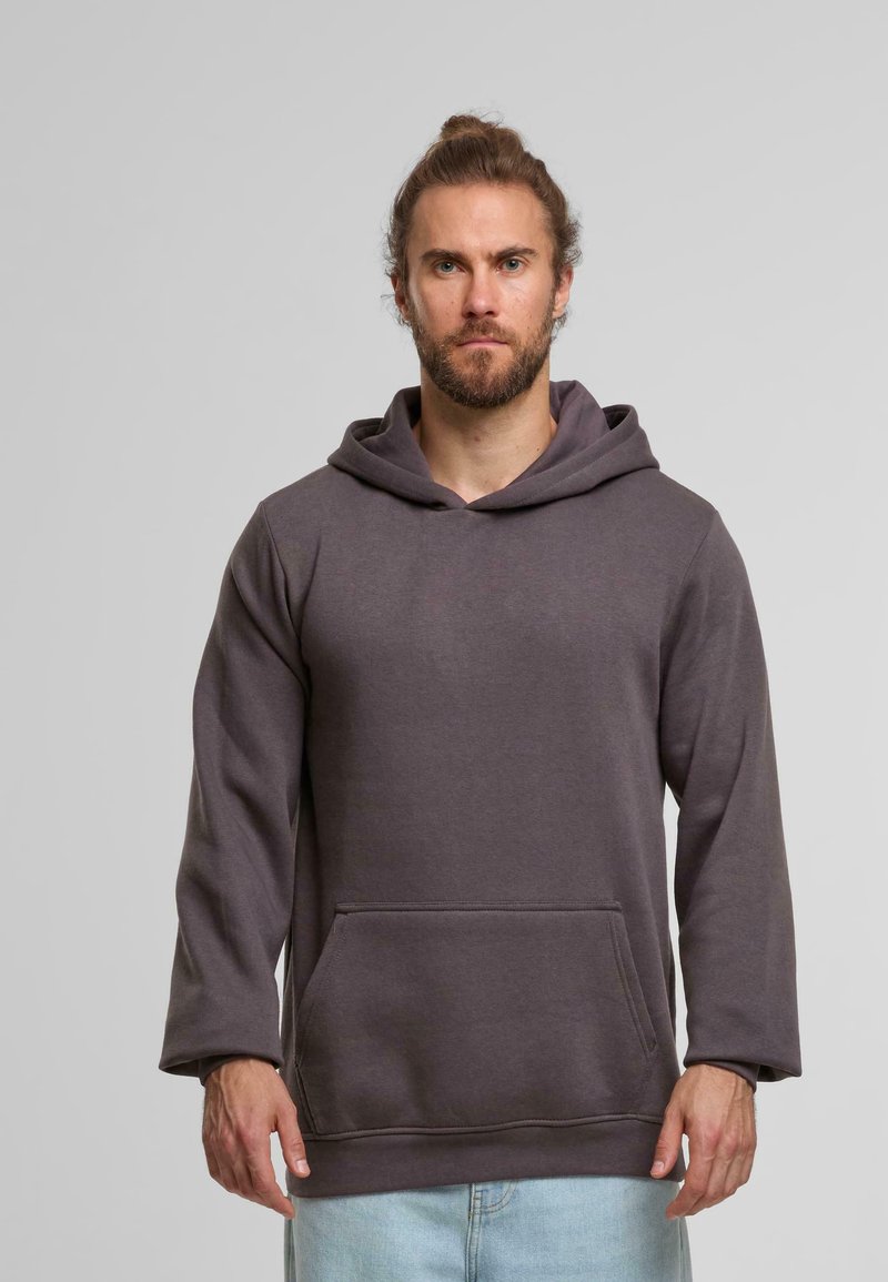 Felpa grigia con cappuccio e tasca a kangaroo, realizzata in tessuto morbido. Presenta maniche lunghe e una vestibilità rilassata. Design semplice e minimalista.