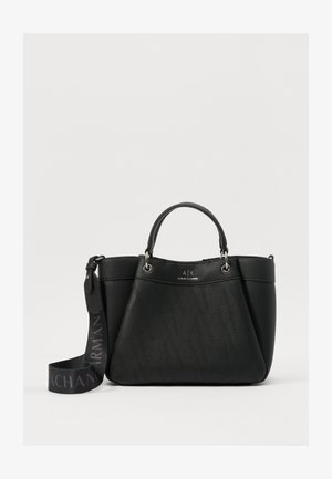 Sac fourre-tout noir avec une finition texturée, doté de quincaillerie en métal, de deux poignées supérieures et d'une bandoulière amovible avec logo.