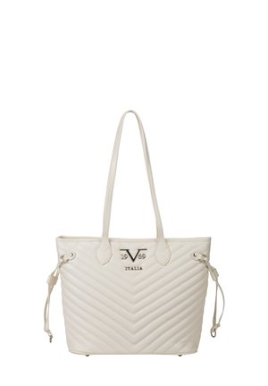 Crèmekleurige gewatteerde totebag met lange hengsels, zijkoorden en metalen logo met de tekst "19 V 69 Italia" aan de voorkant in het midden.