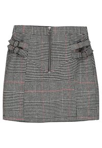 Gonna mini a scacchi in bianco, nero e rosso, con chiusura a zip e due cinturini laterali con fibbia, dal profilo strutturato.
