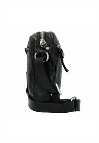 Borsa a tracolla nera in pelle con chiusura a zip, hardware argentato, tracolla regolabile e finitura testurizzata. Presenta una tasca laterale e una base robusta.