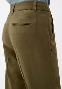 s.Oliver Relaxed fit jeans - olivgrün