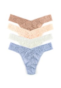 Kantstringetjes in vier kleuren: bruin, perzik, mintgroen en lichtblauw. Elk heeft delicate bloemenpatronen en geschulpte randen.