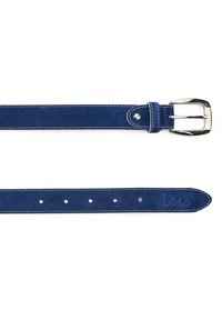 Cinturón de ante azul con costuras blancas, hebilla de metal en tono plateado y logotipo embosado. Presenta múltiples agujeros de ajuste a lo largo de la correa.