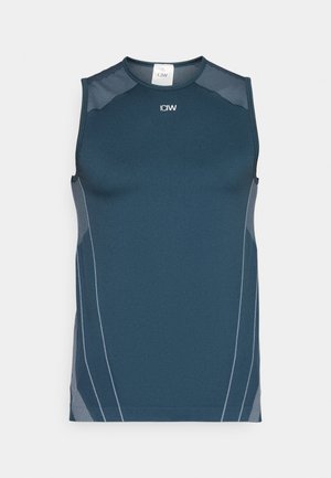 Tumši zils bez piedurknēm sporta tops ar pelēkiem akcentiem. Tam ir pieguļošs dizains un sietiņa paneļi pie pleciem, lai nodrošinātu gaisa caurlaidību.